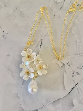 Collier Elinea mariée fleurs nacrées & goutte nacrée|  Bijou romantique mariage