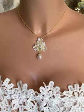 Collier Elinea mariée fleurs nacrées & goutte nacrée|  Bijou romantique mariage