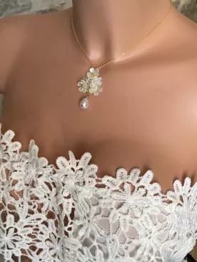 Collier Elinea mariée fleurs nacrées & goutte nacrée|  Bijou romantique mariage