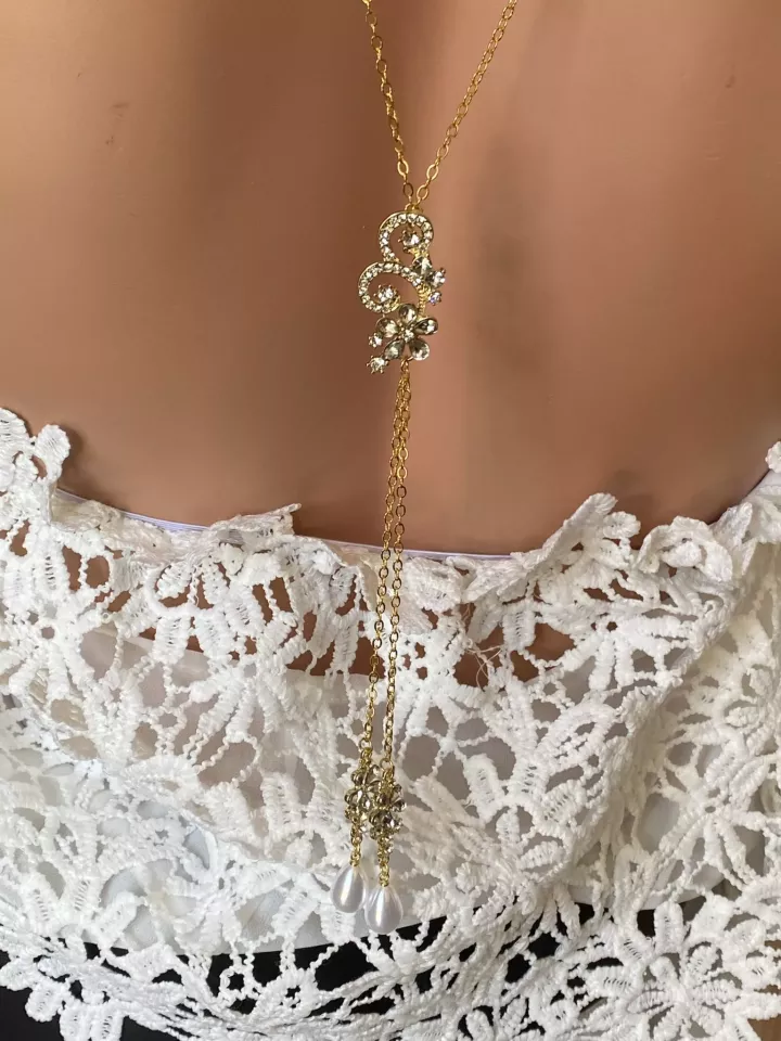 Collier de dos Vespera – Design spiralé en strass sur chaîne fine dorée Bijou élégant Collier de dos Vespera – Design spiralé en strass sur chaîne fine dorée Bijou élégant