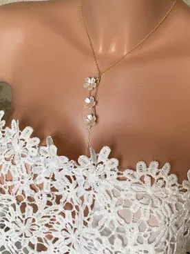 Collier de mariée Sanaé – Trois fleurs nacrées cœur fuchsia sur chaîne dorée