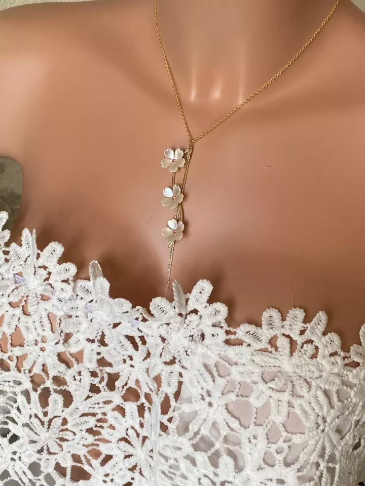 Collier de mariée Sanaé – Trois fleurs nacrées cœur fuchsia sur chaîne dorée