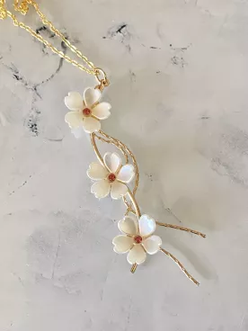 Collier de mariée Sanaé – Trois fleurs nacrées cœur fuchsia sur chaîne dorée