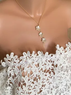 Collier de mariée Sanaé – Trois fleurs nacrées cœur fuchsia sur chaîne dorée