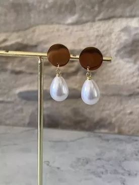 Boucles d’oreilles Célina – Gouttes nacrées et pastilles dorées