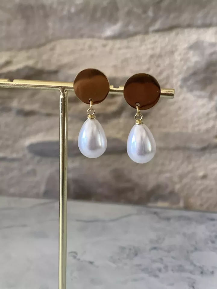 Boucles d’oreilles Célina – Gouttes nacrées et pastilles dorées