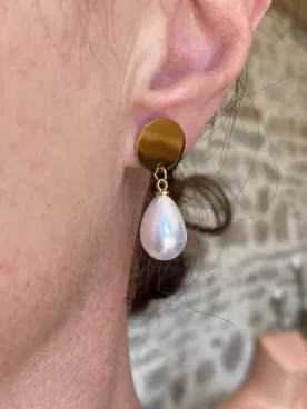 Boucles d’oreilles Célina – Gouttes nacrées et pastilles dorées