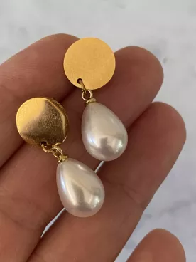 Boucles d’oreilles Célina – Gouttes nacrées et pastilles dorées