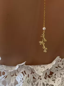 Pendentif de dos Calista – Feuillage doré et perles Swarovski nacrées (vendu seul)