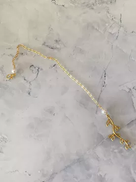 Pendentif de dos Calista – Feuillage doré et perles Swarovski nacrées (vendu seul)