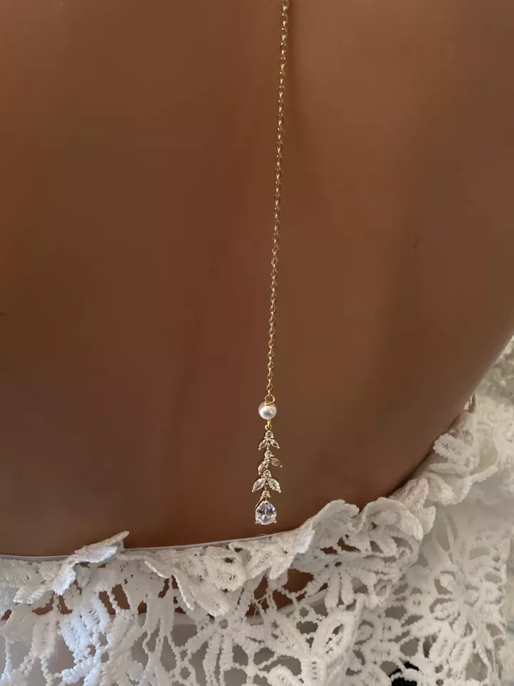 Pendentif de dos Lyssandra – Feuillage zirconium et perles nacrées Swarovski (vendu seul)