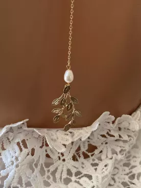 Pendentif de dos Évadia – Feuillage doré et gouttes Swarovski (vendu seul)