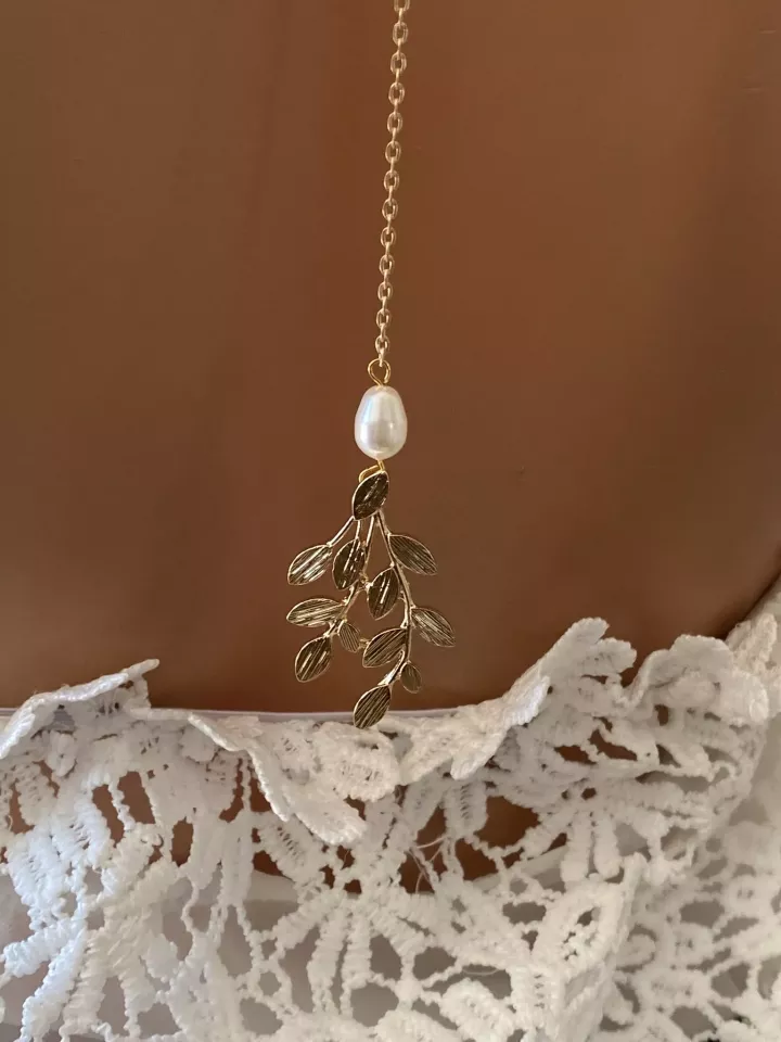 Pendentif de dos Évadia – Feuillage doré et gouttes Swarovski (vendu seul)