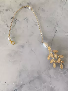 Pendentif de dos Évadia – Feuillage doré et gouttes Swarovski (vendu seul)