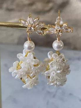 Boucles d’Oreilles Mariée Fleurs Nacrées Oriane – Cristaux & Finition Dorée ou Argentée