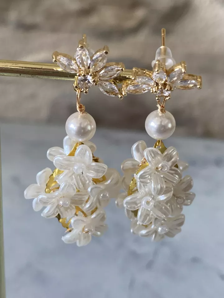 Boucles d’Oreilles Mariée Fleurs Nacrées Oriane – Cristaux & Finition Dorée ou Argentée