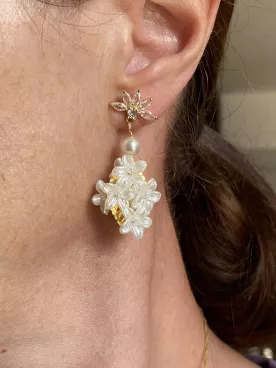 Boucles d’Oreilles Mariée Fleurs Nacrées Oriane – Cristaux & Finition Dorée ou Argentée