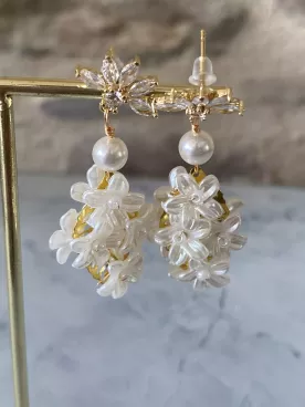 Boucles d’Oreilles Mariée Fleurs Nacrées Oriane – Cristaux & Finition Dorée ou Argentée
