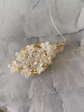Collier de mariée Amaë – Fleurs nacrées et zircon sur câble doré ou argenté – Bijou floral délicat