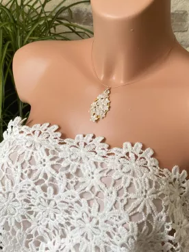 Collier de mariée Amaë – Fleurs nacrées et zircon sur câble doré ou argenté – Bijou floral délicat