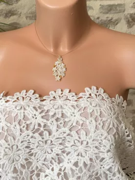 Collier de mariée Amaë – Fleurs nacrées et zircon sur câble doré ou argenté – Bijou floral délicat