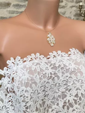 Collier de mariée Amaë – Fleurs nacrées et zircon sur câble doré ou argenté – Bijou floral délicat