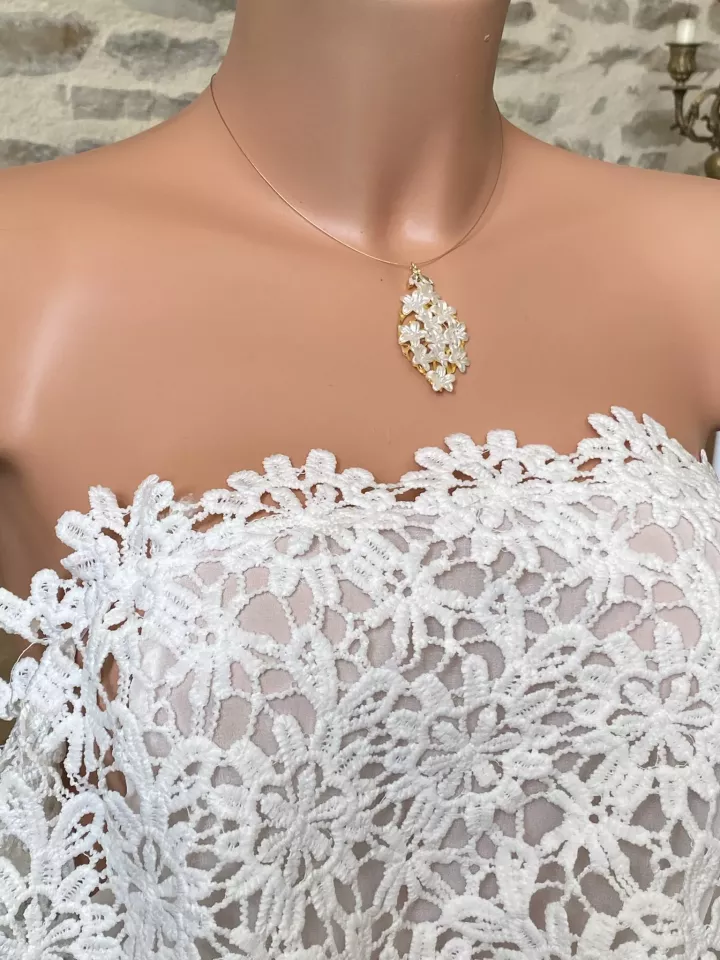 Collier de mariée Amaë – Fleurs nacrées et zircon sur câble doré ou argenté – Bijou floral délicat
