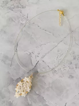 Collier de mariée Amaë – Fleurs nacrées et zircon sur câble doré ou argenté – Bijou floral délicat