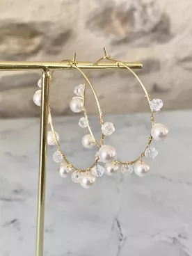 Créoles mariage dorées avec perles nacrées et cristaux Swarovski. Élégance et légèreté pour la mariée ou les invitées.