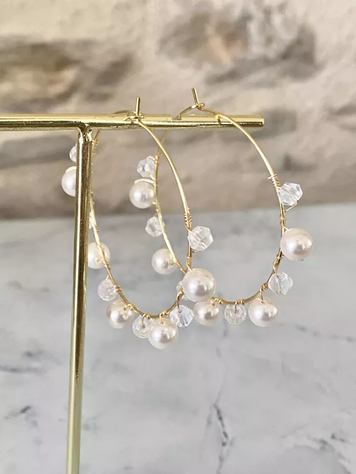 Créoles mariage dorées avec perles nacrées et cristaux Swarovski. Élégance et légèreté pour la mariée ou les invitées.