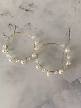 Créoles mariage dorées avec perles nacrées et cristaux Swarovski. Élégance et légèreté pour la mariée ou les invitées.
