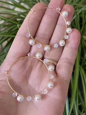 Créoles mariage dorées avec perles nacrées et cristaux Swarovski. Élégance et légèreté pour la mariée ou les invitées.