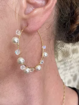 Créoles mariage dorées avec perles nacrées et cristaux Swarovski. Élégance et légèreté pour la mariée ou les invitées.
