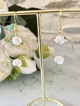 Créoles mariage dorées avec perles nacrées et cristaux Swarovski. Élégance et légèreté pour la mariée ou les invitées.