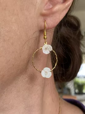 Boucles d’oreilles   fleurs de nacre – Créoles mariage dorées ou argentées  – Clips ou dormeuses-Flora