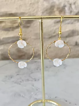 Créoles mariage dorées avec perles nacrées et cristaux Swarovski. Élégance et légèreté pour la mariée ou les invitées.
