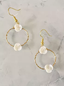 Créoles mariage dorées avec perles nacrées et cristaux Swarovski. Élégance et légèreté pour la mariée ou les invitées.
