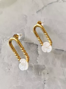 Boucles d’oreilles dorées mariage – Fleur nacrée sur boucle ovale torsadée – Bijou hypoallergénique – Élégant et raffiné
