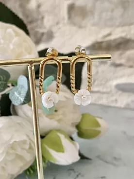Boucles d’oreilles dorées mariage – Fleur nacrée sur boucle ovale torsadée – Bijou hypoallergénique – Élégant et raffiné