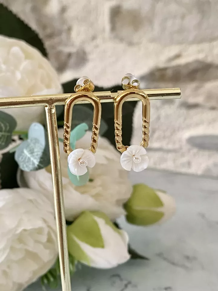 Boucles d’oreilles dorées mariage – Fleur nacrée sur boucle ovale torsadée – Bijou hypoallergénique – Élégant et raffiné
