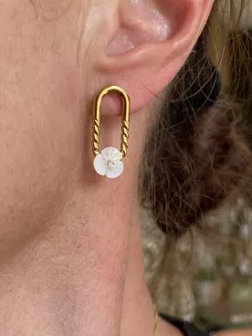 Boucles d’oreilles dorées mariage – Fleur nacrée sur boucle ovale torsadée – Bijou hypoallergénique – Élégant et raffiné