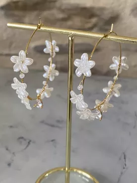 Créoles mariage dorées avec perles nacrées et cristaux Swarovski. Élégance et légèreté pour la mariée ou les invitées.
