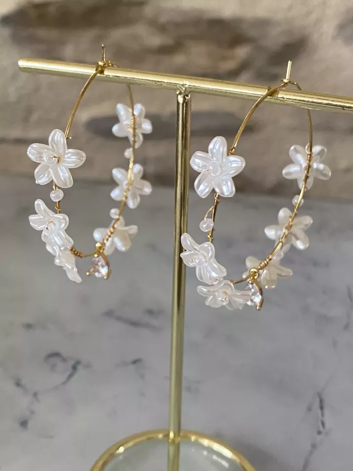 Créoles mariage dorées avec perles nacrées et cristaux Swarovski. Élégance et légèreté pour la mariée ou les invitées.