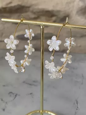 Créoles mariage dorées avec perles nacrées et cristaux Swarovski. Élégance et légèreté pour la mariée ou les invitées.