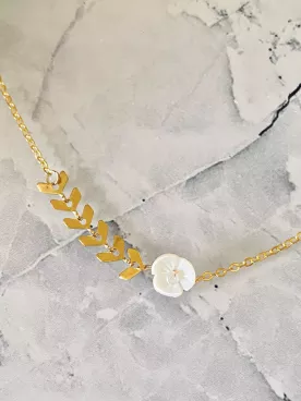 Collier de mariée Amaë – Fleurs nacrées et zircon sur câble doré ou argenté – Bijou floral délicat
