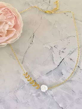Collier de mariée Amaë – Fleurs nacrées et zircon sur câble doré ou argenté – Bijou floral délicat