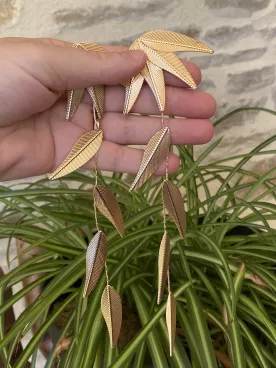 Boucles d’oreilles longues feuilles dorées – Bijoux femme chic bohème tendance
