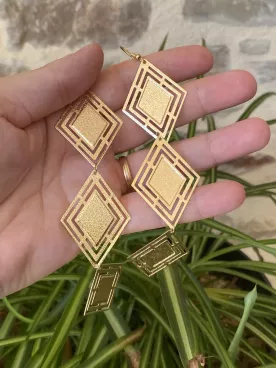 Boucles d’oreilles dorées tombantes – 3 triangles élégants et modernes pour soirée et mariage