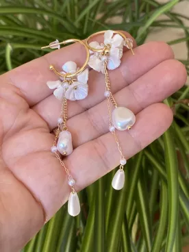 Boucles d’oreilles de mariée – Créoles florales dorées avec chute de perles élégantes