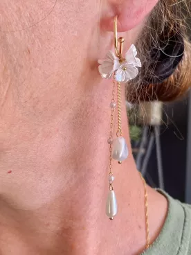 Boucles d’oreilles de mariée – Créoles florales dorées avec chute de perles élégantes